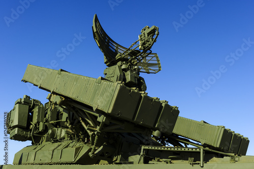 Zdjęcie XXL Wyrzutnia pocisków z sześcioma pociskami balistycznymi gotowymi do ataku i radarem na transport wojskowy, siły przeciwlotnicze, przemysł militarny, błękitne niebo w tle