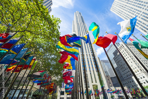 Fotografía International flags fying in Midtown Manhattan, New York City