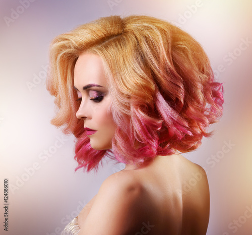 Plakat Uroda moda model dziewczyna z kolorowe włosy farbowane