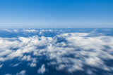 Fototapeta  - Dynamiczny widok z samolotu na horyzont z niebem i chmurami  