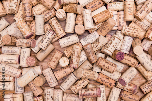 Naklejka - mata magnetyczna na lodówkę messy stacking many wine cork background