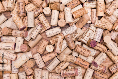 Naklejka nad blat kuchenny messy stacking many wine cork background