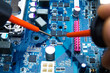 Mainboard - Platine mit Mikroprozessor und Kondensatoren durchmessen