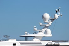 ' Château ' Avec Radars Et Antennes Sur Un Yacht 