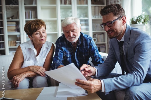 Fotografía Senior couple planning their investments with financial advisor