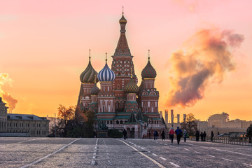 Wall Mural - Saint Basil's Cathedral in Red Square at pink colorful sunrise. Frosty morning. Moscow, Russia.