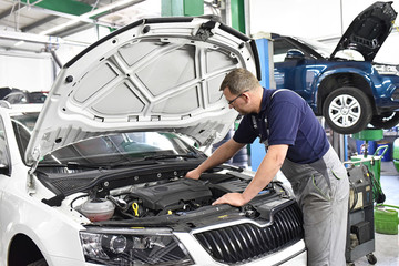 KFZ Mechaniker in einer Autowerkstatt 
// car mechanic in an auto repair shop