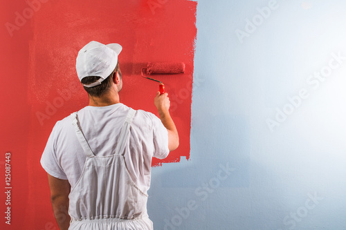 Fotomural Man painting wall with roller