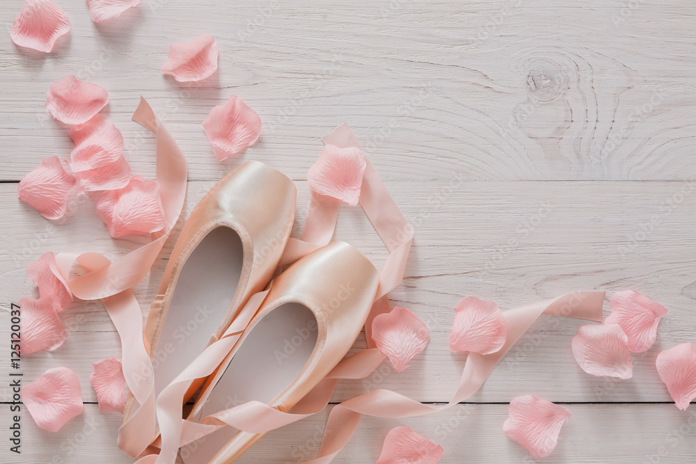 Pink ballet pointe shoes on white wood background - obrazy, fototapety, plakaty 