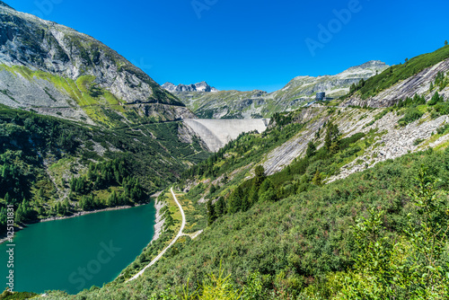 Zdjęcie XXL Alpejski krajobraz górski w Karyntii z zaporą Kölnbreinsperre i jeziorem Galgenbichl
