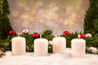 erster Advent vier Kerzen auf Schnee, Textfreiraum