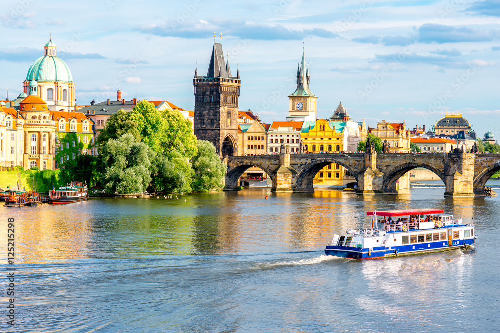 Widok na brzeg rzeki z mostem Karola i starym miastem w Pradze - obrazy, fototapety, plakaty 