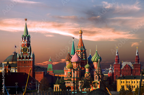 Plakat Moskwa. Święty Bazyli Błogosławiony i wieczorem Kreml.