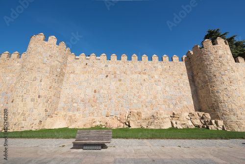 Plakat Sceniczne średniowieczne miasto ściany Avila na słonecznym dniu, Hiszpania.