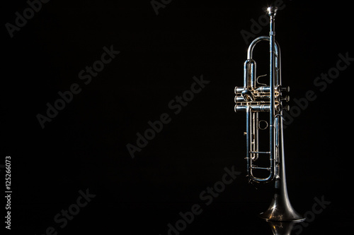 Plakat trąbka, instrument dęty / samotny instrument muzyczny, który jest trąbką na czarnym tle