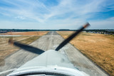 Fototapeta  - Lądowanie samolotu na lotnisku - widok z samolotu