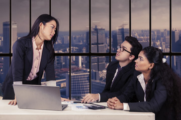 Canvas Print - Female worker talking with her team