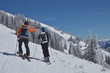Paar bei Skitour im Winterurlaub
