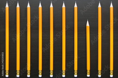 Fotografía Row of identical long pencils with one different short