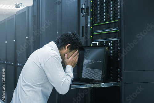 Fotografía System administrator fail working in data center