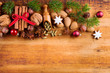 Weihnachtliche Gewürze und Zutaten auf Holz