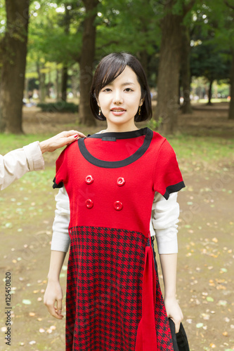 ロケ 衣装合わせ カメラテストイメージ 女性 屋外 緑 公園 立つ 全身 カメラ目線 Stock Photo Adobe Stock ロケ 衣装合わせ カメラテストイメージ 女性 屋外 緑 公園 立つ 全身 カメラ目線 Stock Photo Adobe Stock