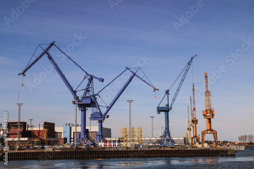Fotografía Loading terminal with cranes at rostock harbor