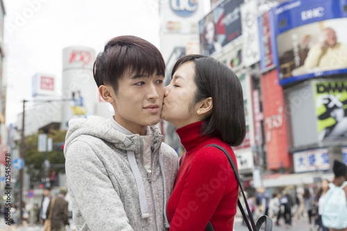 カップル 男女 デート 渋谷スクランブル交差点でほっぺにキスをする恋人 幸せ スキンシップ Foto De Stock Adobe Stock カップル 男女 デート 渋谷スクランブル交差点でほっぺにキスをする恋人 幸せ スキンシップ Foto De Stock Adobe Stock