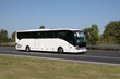 Moderner Reisebus unterwegs auf gepflegtem Straßenabschnitt in Deutschland - Mit Ausstattung für alte Menschen und Behinderte!