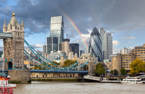 kolorowa-tecza-nad-tower-bridge-londyn-wielka-brytania