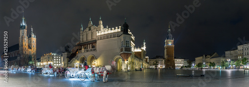 Plakat Długi ujawnienie szeroki panoramiczny widok targowy kwadrat w centrum stary miasteczko Krakow, Polska.
