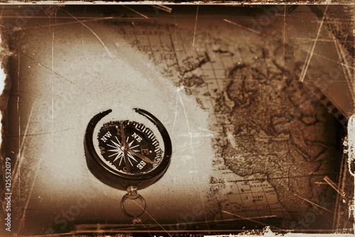Plakat Kompas na starej mapie