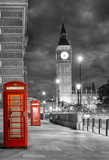 Fototapeta Big Ben - Rote Telefonzellen bei Nacht vor dem Big Ben in London mit bewölktem Himmel