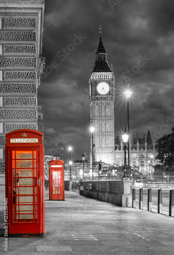 Obraz w ramie Rote Telefonzellen bei Nacht vor dem Big Ben in London mit bewölktem Himmel