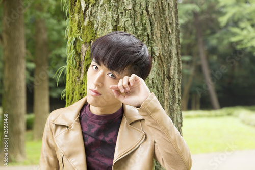 ポートレート 男性 屋外 立つ 上半身 カメラ目線 見つめる 悲しい 公園 緑 Stock Foto Adobe Stock