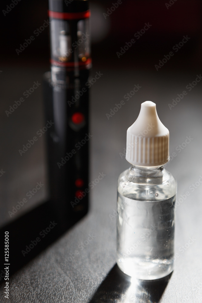 Foto de Stock E-cig refil to vape e-liquid with vaping device
