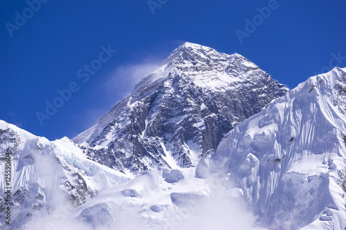 Obrazy Mount Everest  zamkniety-widok-na-szczyt-everestu-z-gorak-shep-w-drodze-do-bazy-pod-everestem-park-narodowy-sagarmatha-nepal