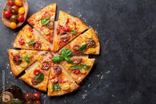 pizza-z-pomidorami-mozzarella-i-bazylia