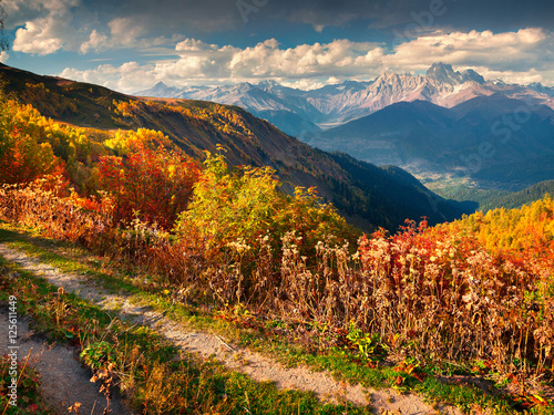 Dekoracja na wymiar  kolorowy-jesienny-krajobraz-w-gorach-kaukazu