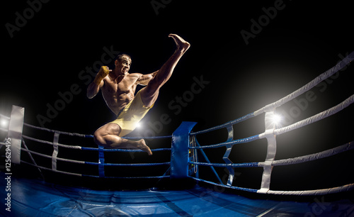 Dekoracja na wymiar  tajski-bokser-na-ringu-skok-i-kopanie