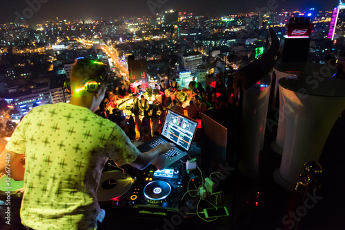 Zdjęcie XXL DJ - Impreza na szczycie budynku z rozrywką muzyczną