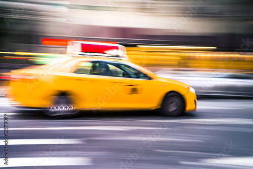 Zdjęcie XXL NYC taxi w ruchu. Niewyraźne obrazy o długim czasie ekspozycji.