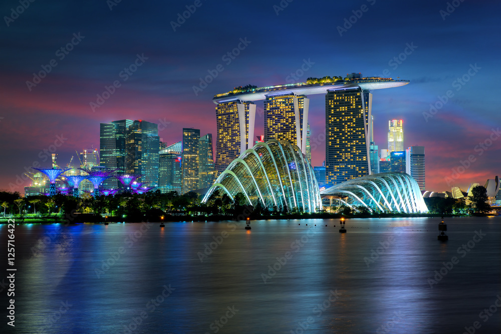 Singapore skyscraper building at Marina Bay in night, Singapore. - obrazy, fototapety, plakaty 