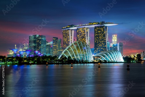 Plakat Singapur drapacza chmur budynek przy Marina zatoką w nocy, Singapur.