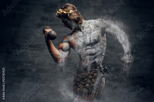 Fotografía Ancient Greek male sportsmen holds dumbbell.