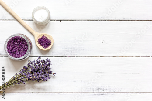 Fotografía ingredients for manufacture of natural cosmetics with lavender top view