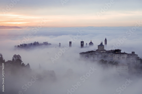 Fotografía sunrise fog bergamo città alta
