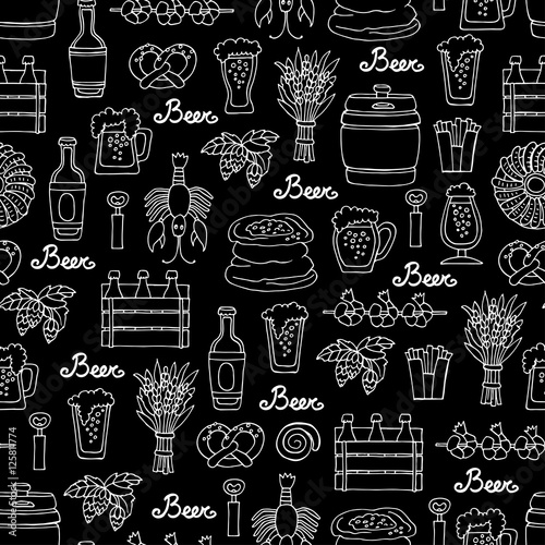 Tapeta ścienna Wzór z ręcznie rysowane butelki i szklankę piwa, przekąski w stylu szkicu. 