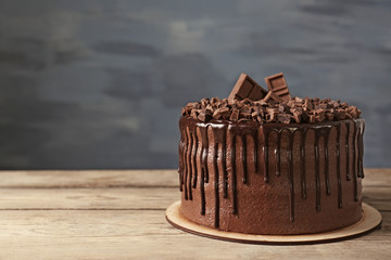 Canvas Print - Tasty chocolate cake on grey wall background