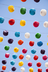 multiples guirnaldas con farolillos de colores en la feria de Málaga en España